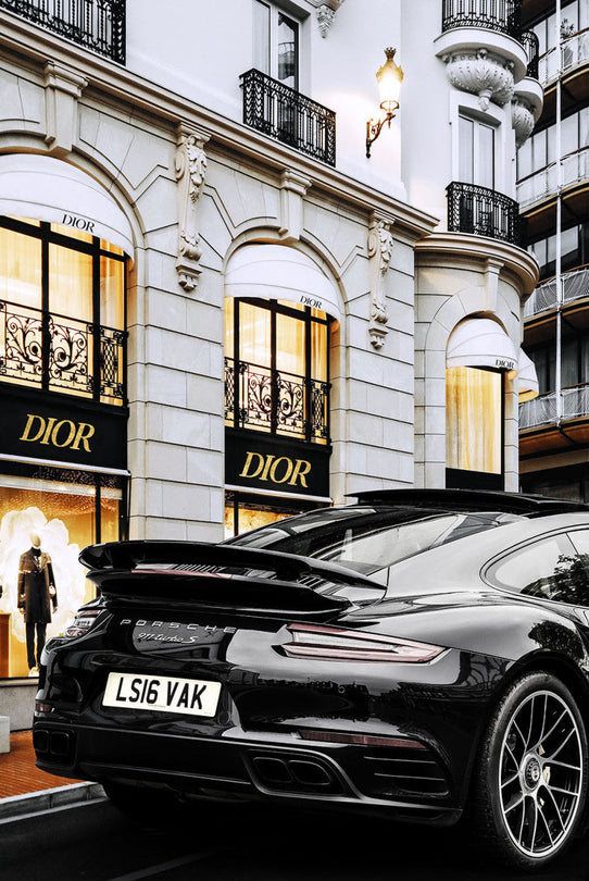 Schilderij 80x120 Luxe auto voor winkel (Glas)