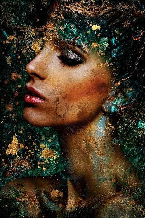 Schilderij 80x120 Vrouw met goud-groene verf (Glas)