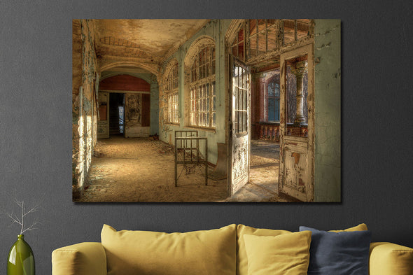 Schilderij 120x80 Verlaten gebouw met bed (Glas)