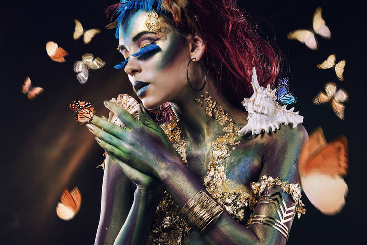 Schilderij 160x110 Blauwe vrouw met gouden vlinders (Glas)