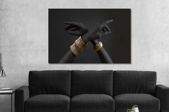 Schilderij 120x80 Donkere armen met gouden armbanden (Glas)