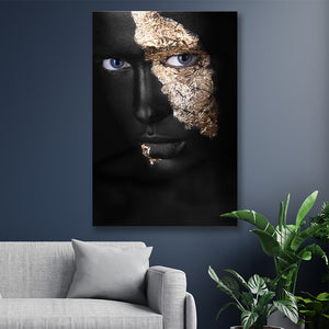 Vrouw zwart goud met blauwe ogen