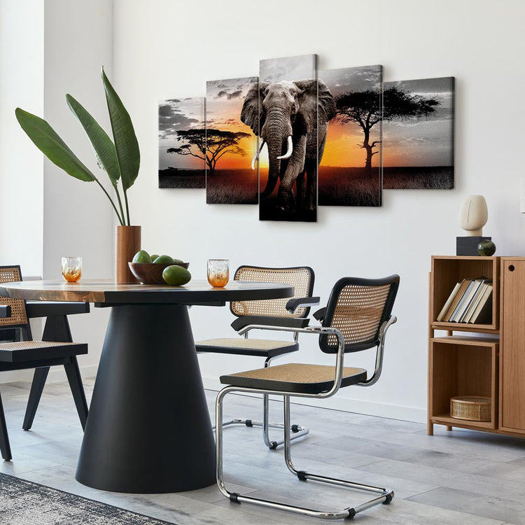 Schilderij - Elephant at Sunset (Canvas)