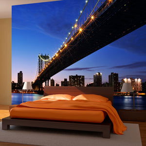 Fotobehang - Manhattan Bridge 's avonds verlicht