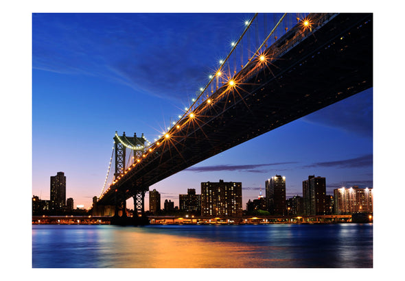 Fotobehang - Manhattan Bridge 's avonds verlicht