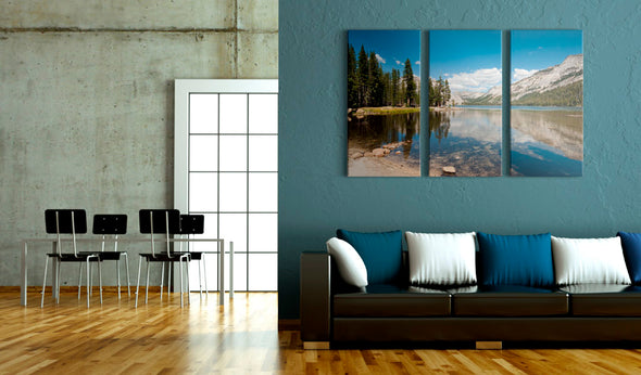 Foto schilderij - Mountains, trees and pure lake