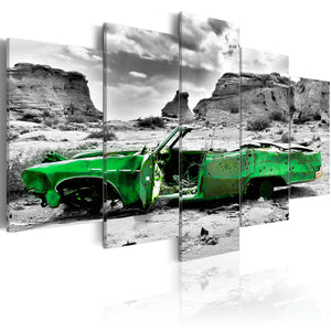 Foto schilderij - Green retro car at Colorado Desert